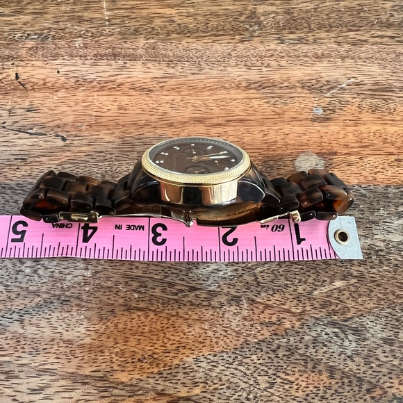 Michael Kors tortoise shell watch in gold. - Picture 4 of 5